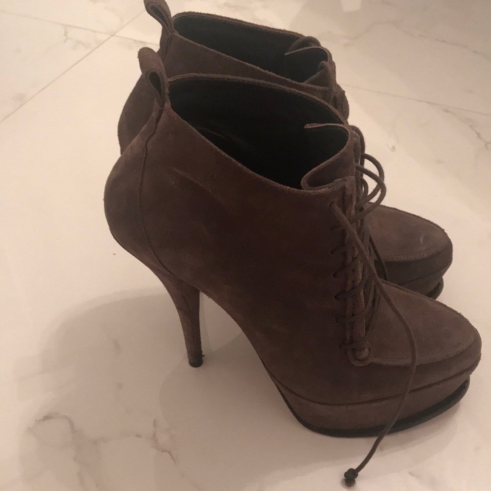 Elizabeth & James E-Moxy Brown Lace up bootie👢